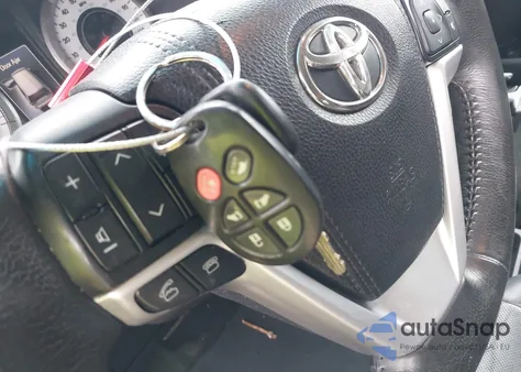 2015 Toyota Sienna Se 8 Passenger z USA, uszkodzony, nr VIN 5TDXK3DC0FS678882